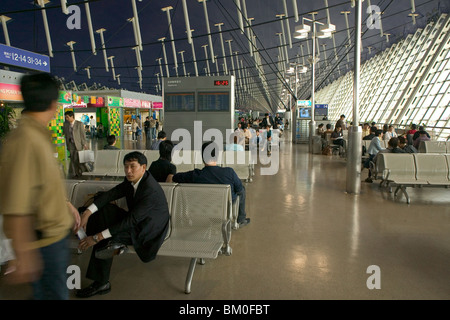 Pudong Flughafen Passagier, in Shanghai Pudong International Airport, Abflug-Lounge, Terminal Stockfoto