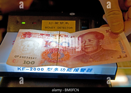 Yuan, bedeutet, "The People Währung", Geldschein, Portrait von Mao Tse Tung, fake, Detektor, chinesische Währung Renminbi (RMB) Stockfoto
