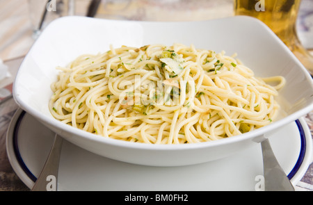 einfache Nudelgericht - Spaghetti mit Knoblauch und frischen Kräutern Stockfoto