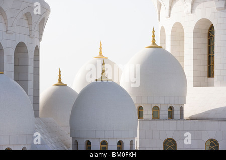 Nahaufnahme der Sheikh-Zayed-Moschee Kuppeln, Abu Dhabi, Vereinigte Arabische Emirate Stockfoto