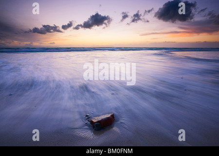 Wave-washed alten Backstein unter Sonnenuntergang Himmel am Strand Beach, Strand, Provinz Western Cape, Südafrika Stockfoto