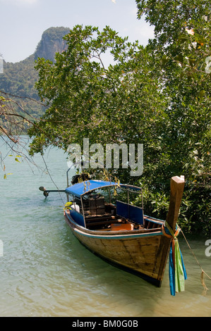 Hut-Rei-Le-Strand ist ein beliebtes Gebiet, das in zwei Abschnitte, Ost und West unterteilt ist. Besucher nutzen Longtailboote, sich um zu bewegen. Stockfoto