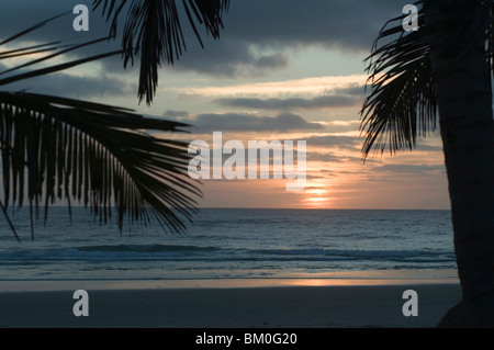 Blick auf den Sonnenuntergang über dem indischen Ozean, Morrungulo Strand, Provinz Inhambane, Mosambik Stockfoto