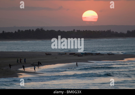 Fischer ziehen im Netz vom Ufer bei Sonnenuntergang, Barra, Provinz Inhambane, Mosambik Stockfoto