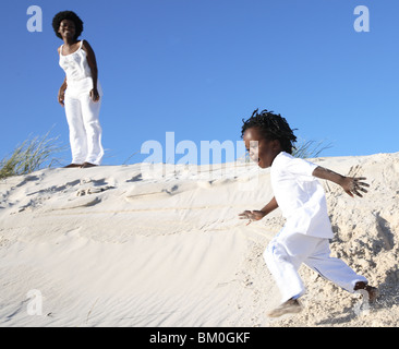 Mutter und Sohn Palying auf Sanddüne, Pringle Bay, Kapstadt, Westkap, Südafrika Stockfoto