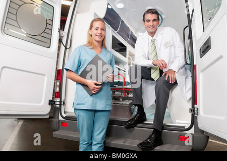 Arzt mit einer Krankenschwester in einem Krankenwagen Stockfoto