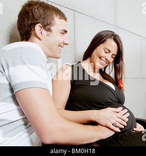 Paar, sitzen im Wartezimmer eines Krankenhauses Stockfoto