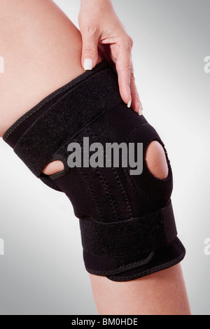 Knieorthese auf eine Person, die Knie Stockfoto
