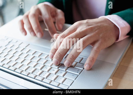 Hände auf Laptop tippen Stockfoto