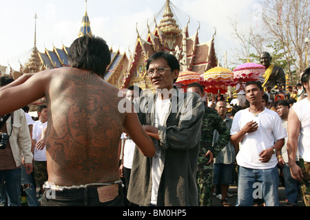 Ein Mann in Trance Wai Kru tagsüber am Wat Bang Phra, ein buddhistischer Tempel in Thailand, wo Mönche Anhänger tattoo. Stockfoto