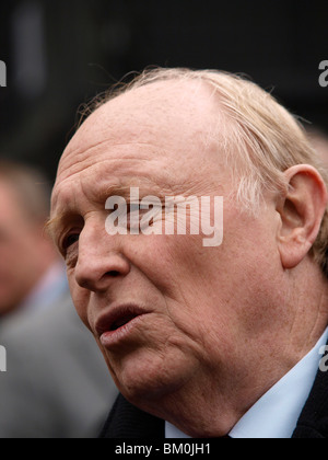 Ehemaliger Führer der Labour Party Neil Kinnock Gespräch mit den Medien am College Green vor dem Parlament am 11. Mai 2010. Stockfoto