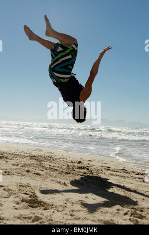 Junger Mann tun Back flip Stockfoto