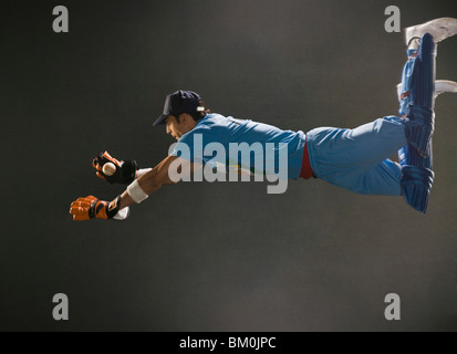 Wicketwächter Tauchen, um einen Ball fangen Stockfoto