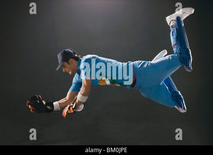 Wicketwächter Tauchen, um einen Ball fangen Stockfoto