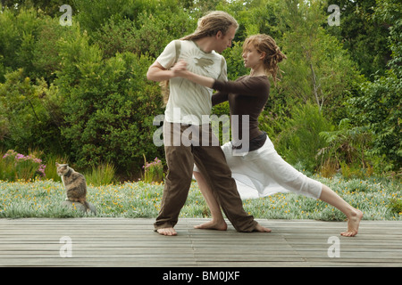 Mann und Frau tanzen im freien Stockfoto