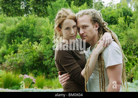 Frau mit Mann umarmt Stockfoto