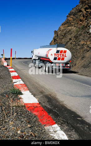 Ein Total Oil Truck auf einer Bergstraße, Marokko. Stockfoto