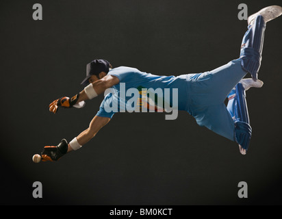 Wicketwächter Tauchen, um einen Ball fangen Stockfoto