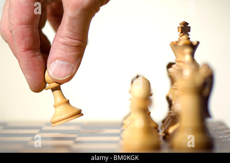 Schach. Öffnen bewegen. Seite Ansicht weiße Schachfiguren auf Schachbrett als ersten Schritt erfolgt Stockfoto