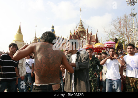 Ein Mann in Trance Wai Kru tagsüber am Wat Bang Phra, ein buddhistischer Tempel in Thailand, wo Mönche Anhänger tattoo. Stockfoto