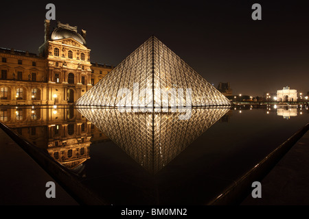 Pyramide des Louvre in Paris Frankreich von I.M. Pei, Fotografieren in der Nacht Stockfoto