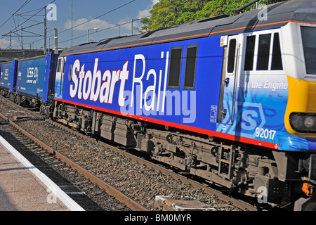 Stobart Lok Nr. 92017 "Bart des Motors" schleppen Tesco weniger CO2 Schienengüterverkehr. West Coast Main Line. Oxenholme, Cumbria. Stockfoto