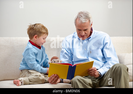 Junge und Großvater Lesebuch Stockfoto