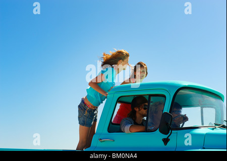 5 junge Leute Reisen in Pickup-truck Stockfoto