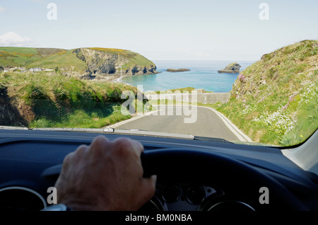 Auto fahren auf der Küstenstraße in der Nähe von Portreath in Cornwall, Großbritannien Stockfoto