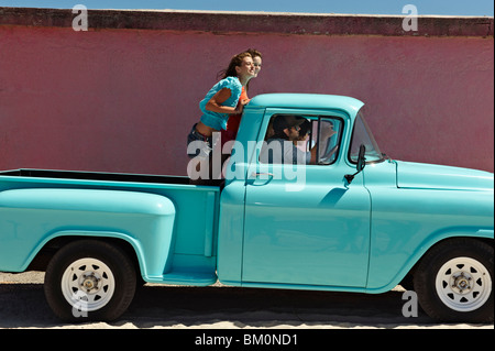 5 junge Leute Reisen in Pickup-truck Stockfoto