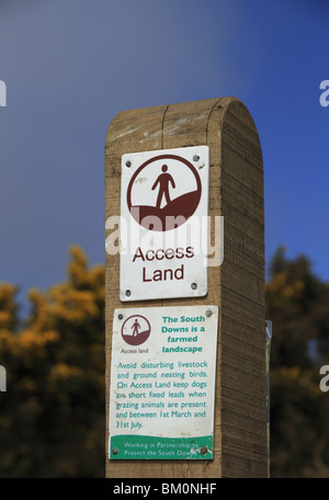 Anzeichen auf eine Art und Weise-Markierung informiert werden soll, die von open Access an der South Downs National Park, East Sussex, England landen Stockfoto