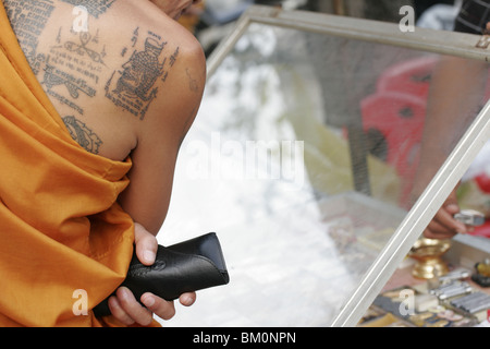 Tätowierte Mönch Wai Kru tagsüber am Wat Bang Phra, ein buddhistischer Tempel in Thailand, wo Mönche Anhänger tattoo. Stockfoto