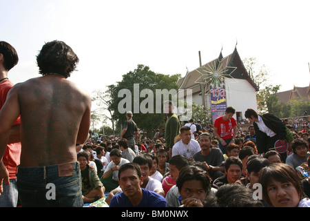 Devotional Menge Wai Kru tagsüber am Wat Bang Phra, ein buddhistischer Tempel in Thailand, wo Mönche Anhänger tattoo. Stockfoto