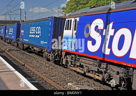 Stobart Lok Nr. 92017 "Bart des Motors" schleppen Tesco weniger CO2 Schienengüterverkehr. West Coast Main Line. Oxenholme, Cumbria. Stockfoto