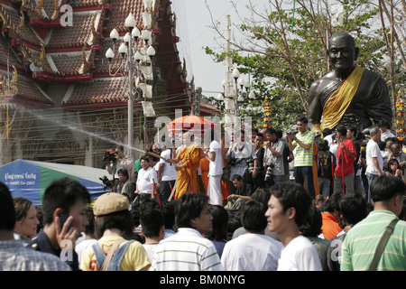 Börsenspekulanten Wai Kru tagsüber am Wat Bang Phra, ein buddhistischer Tempel in Thailand, wo Mönche Anhänger tattoo. Stockfoto