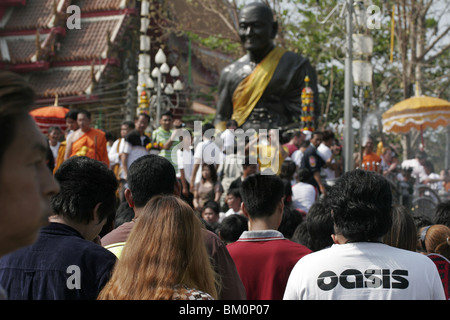 Börsenspekulanten Wai Kru tagsüber am Wat Bang Phra, ein buddhistischer Tempel in Thailand, wo Mönche Anhänger tattoo. Stockfoto