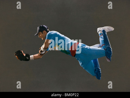 Wicketwächter Tauchen, um einen Ball fangen Stockfoto