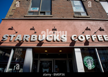 Ein Starbucks-Café wird in Toronto gesehen. Stockfoto