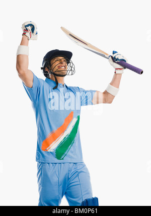 Cricket-Schlagmann schwenkte die Arme in der Feier Stockfoto