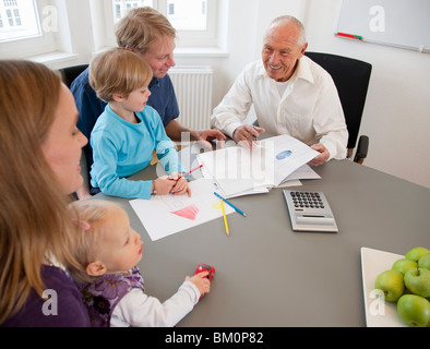 Berater, die Papiere mit einer Familie zu diskutieren Stockfoto