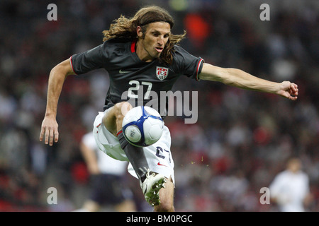 Frankie Hejduk der USA bringt den Ball nach unten während ein Internationales Freundschaftsspiel gegen England im Wembley-Stadion. Stockfoto