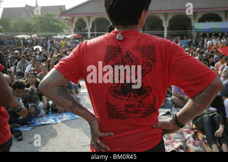 Ein tätowierter Mann Wai Kru tagsüber am Wat Bang Phra, ein buddhistischer Tempel in Thailand, wo Mönche Anhänger tattoo. Stockfoto