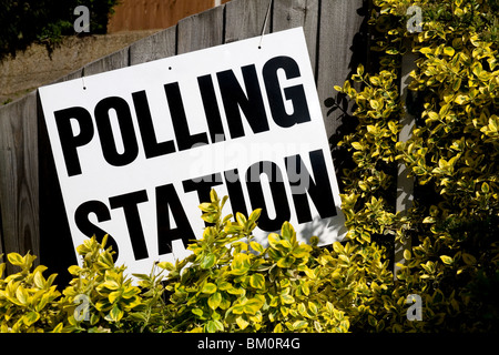 Zeichen außerhalb dem Wahllokal am Wahltag in Großbritannien Stockfoto