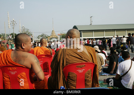 Mönche Wai Kru tagsüber am Wat Bang Phra, ein buddhistischer Tempel in Thailand, wo Mönche Anhänger Tattoo, tätowiert. Stockfoto