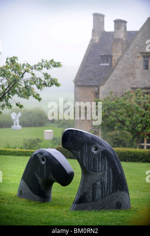 Ausstellung im Asthall Manor in der Nähe von Burford, Oxfordshire Mai 2008 - "Mythische Pferde" von Bridget McCrum Skulptur. Stockfoto