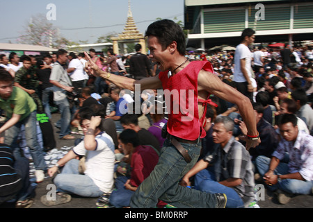 Ein Mann in Trance Wai Kru tagsüber am Wat Bang Phra, ein buddhistischer Tempel in Thailand, wo Mönche Anhänger tattoo. Stockfoto