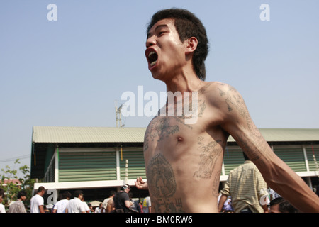 Der Mensch in Trance Wai Kru tagsüber am Wat Bang Phra, ein buddhistischer Tempel in Thailand, wo Mönche Anhänger tattoo. Stockfoto