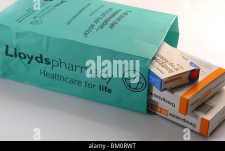 Allgemeines Bild von Lloyds Pharmacy Tasche und Tabletten, Pakete und Etiketten Omeprazol anti-Säure Amitriptylin Nerv Schmerzen depression Stockfoto