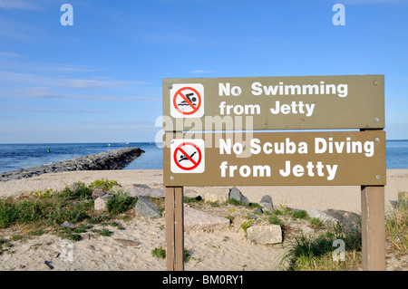 Aus Holz, kein Schwimmen oder Tauchen Anzeichen am Steg in der Nähe von einem Sandstrand im Sandwich, Cape Cod USA veröffentlicht Stockfoto