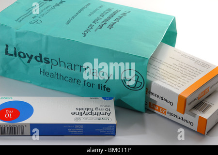 Allgemeines Bild von Lloyds Pharmacy Tasche und Tabletten, Pakete und Etiketten Omeprazol anti-Säure Amitriptylin Nerv Schmerzen depression Stockfoto